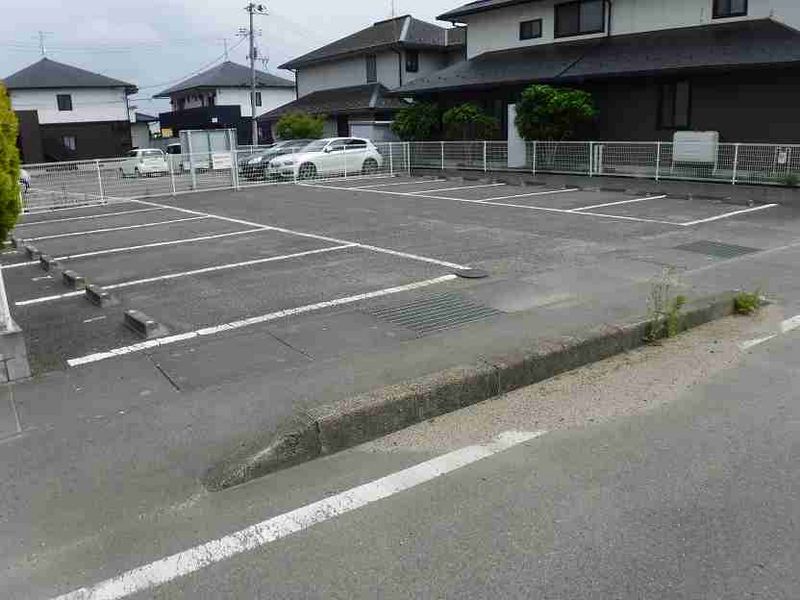 レオパレスダンデリオンびわぶち 駐車場
