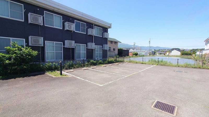 レオパレスラ・ティーダⅡ 駐車場