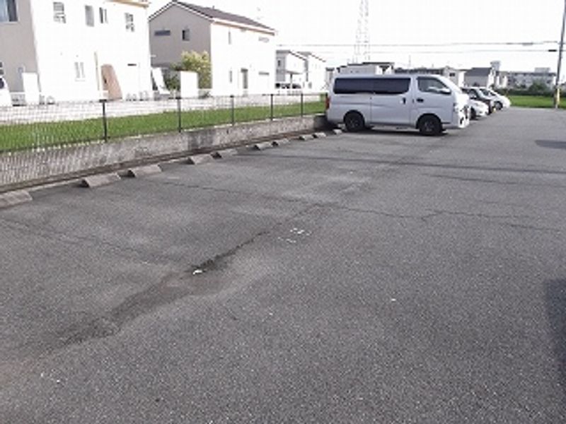 レオパレスパレ・イディア 駐車場