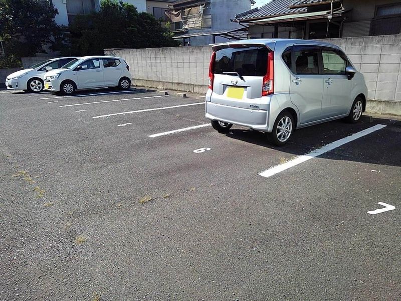 レオパレスレインボー 駐車場