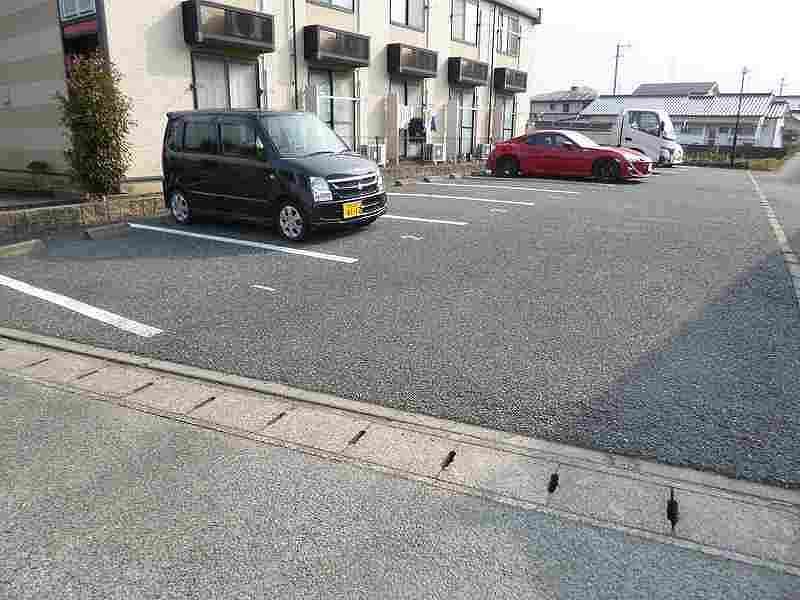 レオパレスジェームス 駐車場
