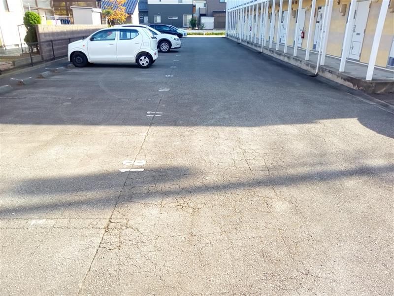 レオパレスアルル 駐車場