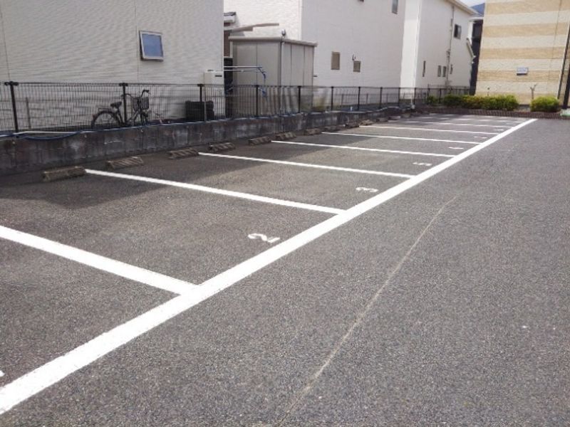 レオパレスハイマート貫 駐車場