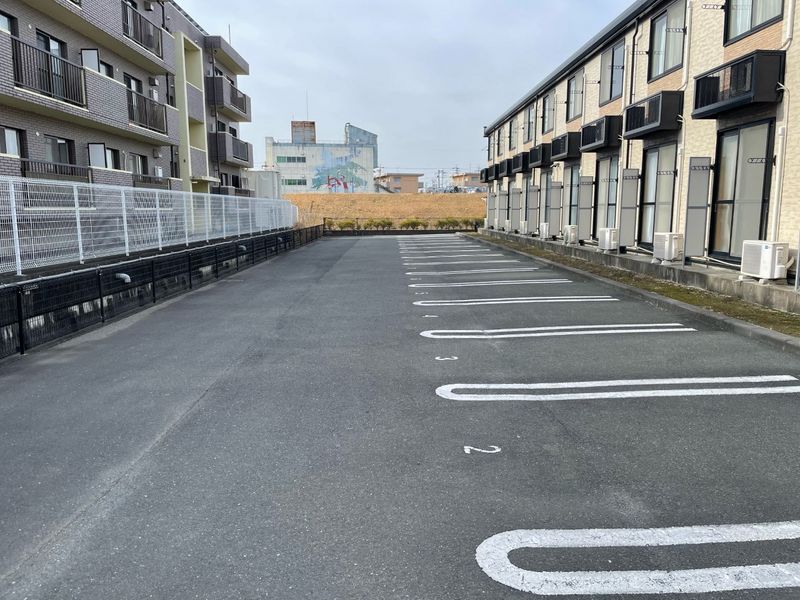 レオパレストリノステュディオ 駐車場