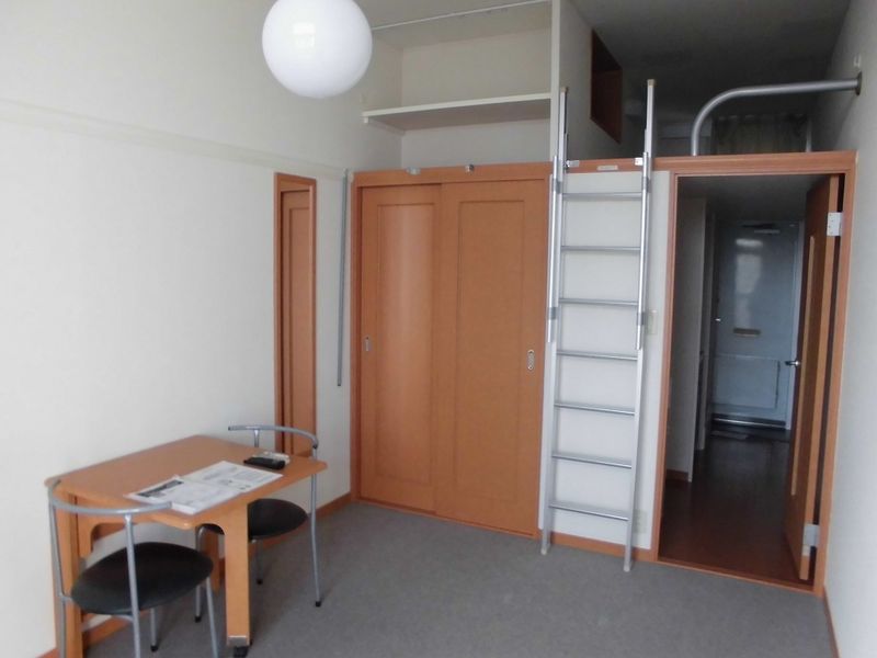 レオパレスアルキオネ 居間