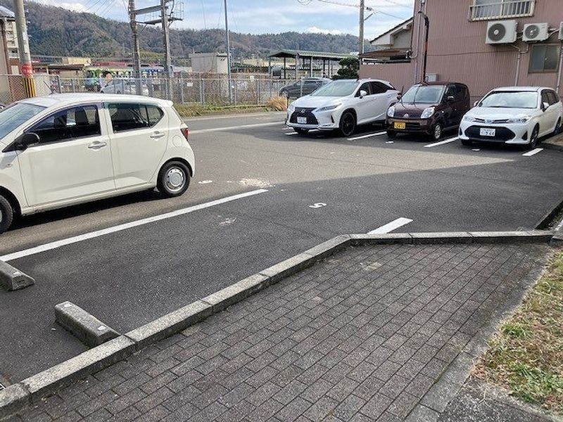 レオパレス西駅前 駐車場