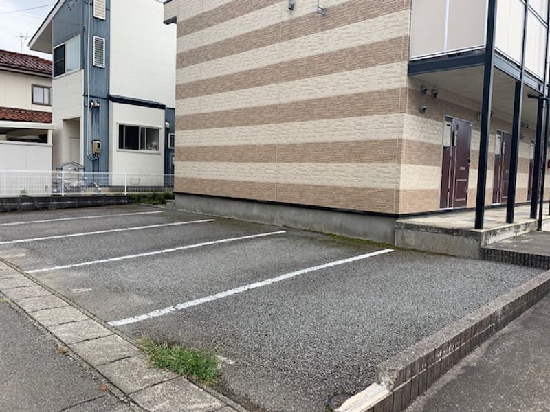 レオパレス日出 駐車場