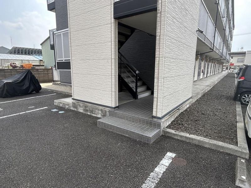 レオパレスニュートリノミラージ エントランス