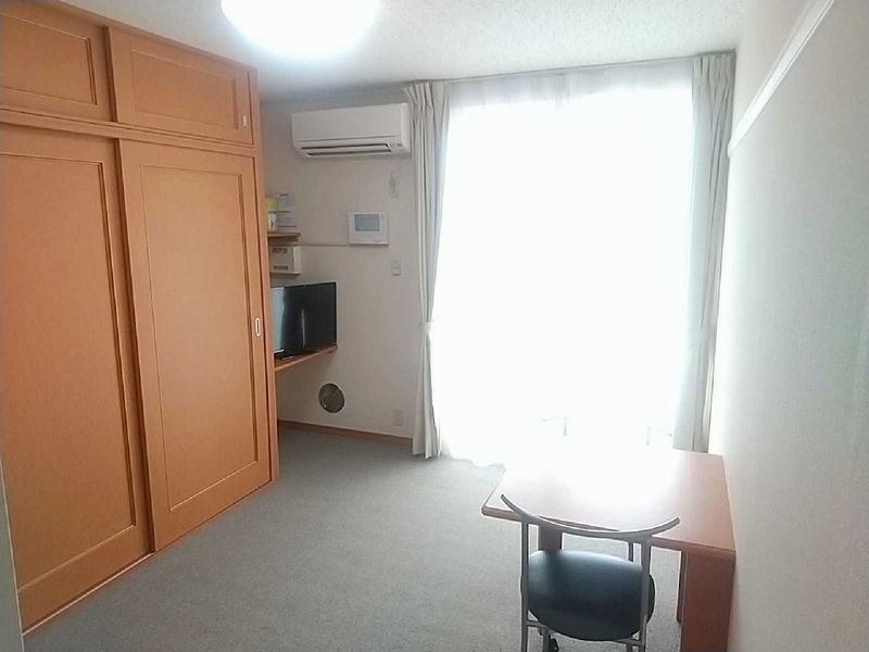 レオパレス中町 居間