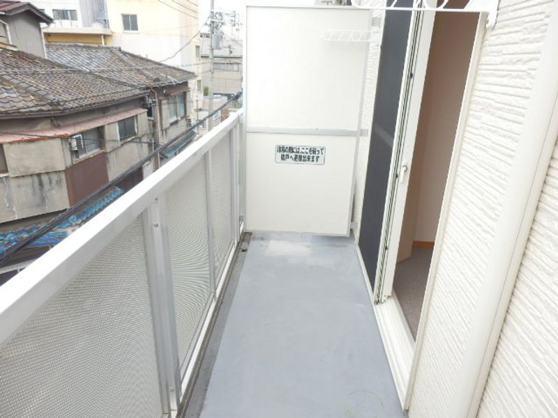 レオパレスＯａｋｃｏｕｒｔ長橋 バルコニー
