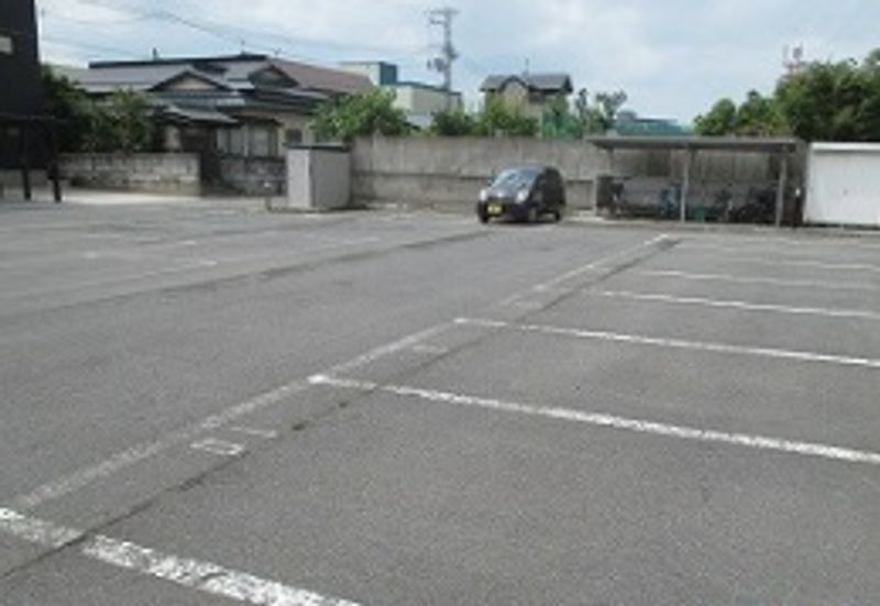 レオパレスカーサＡ 駐車場