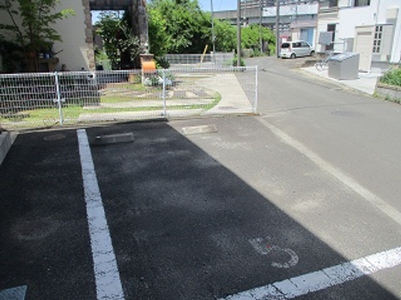 レオパレスアンテパサード原町 駐車場
