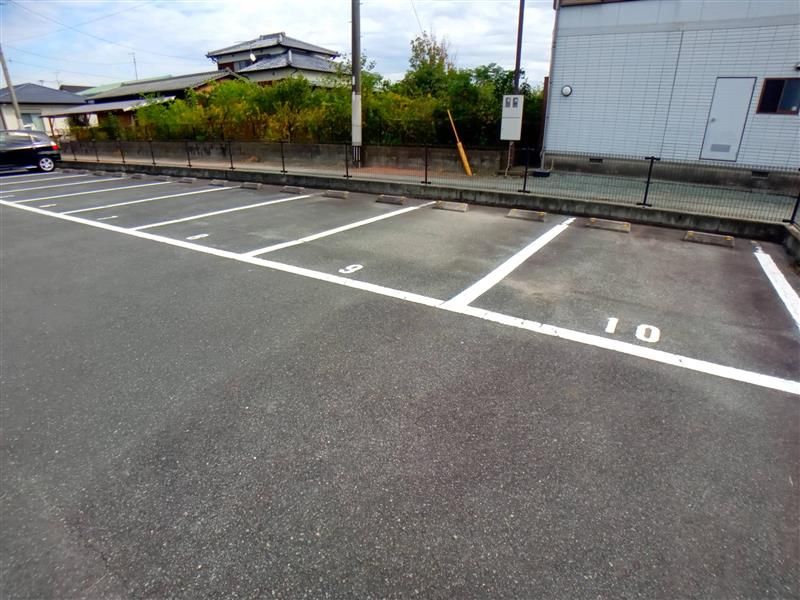 レオパレスこころ 駐車場