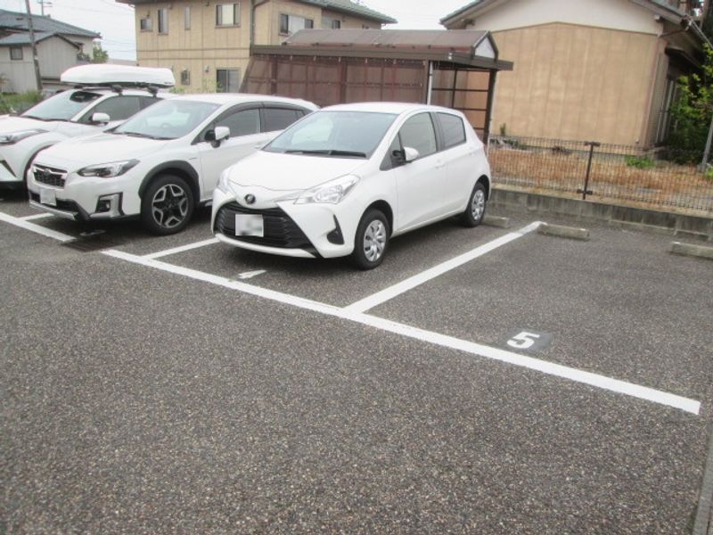 レオパレスエーヴィヒ 駐車場