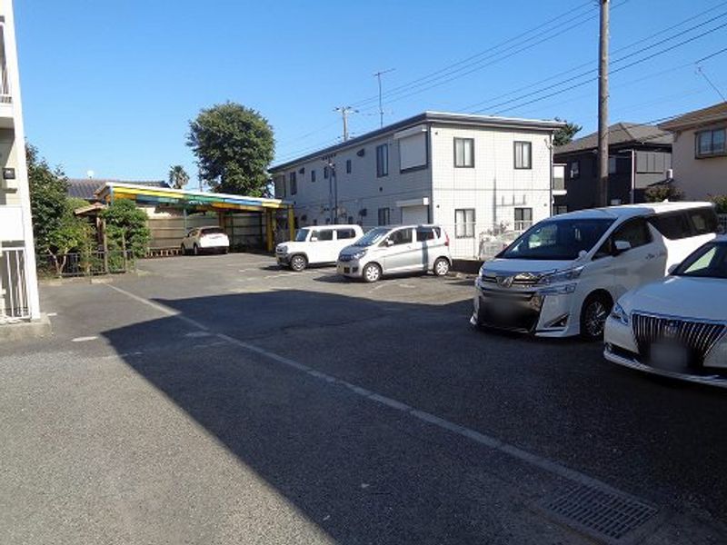 レオパレスバーム０２ 駐車場
