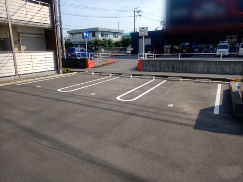 クレイノ寅新田 駐車場
