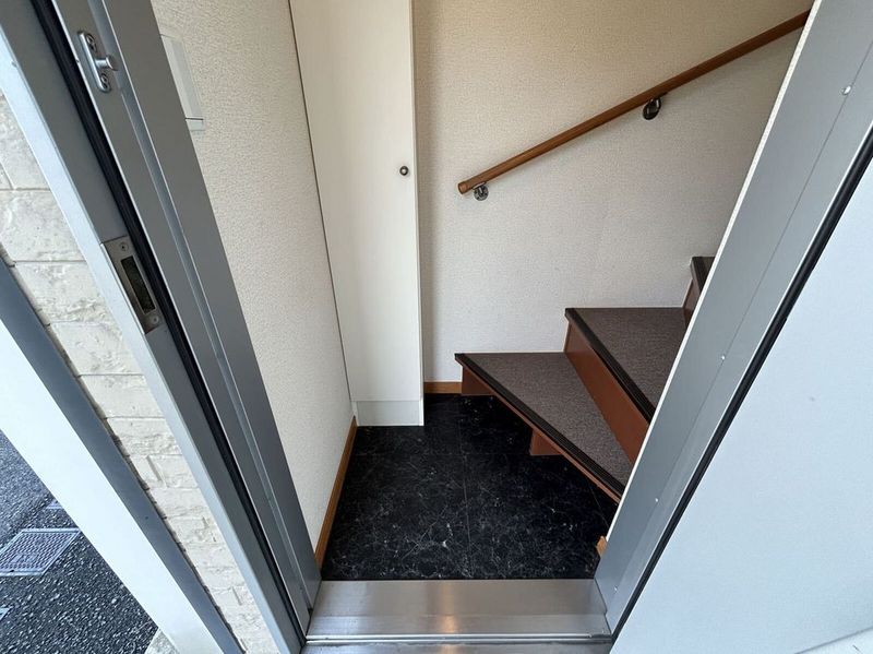 レオパレス竜王 玄関