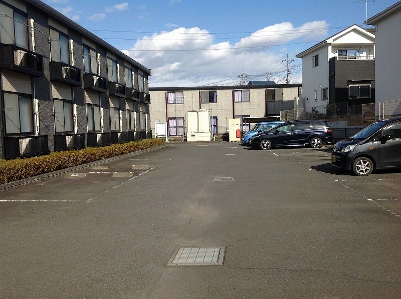 レオパレスファイナルイーリス 駐車場
