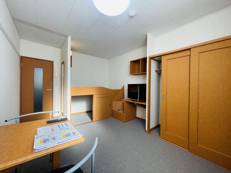 レオパレステツ弐番館 居間
