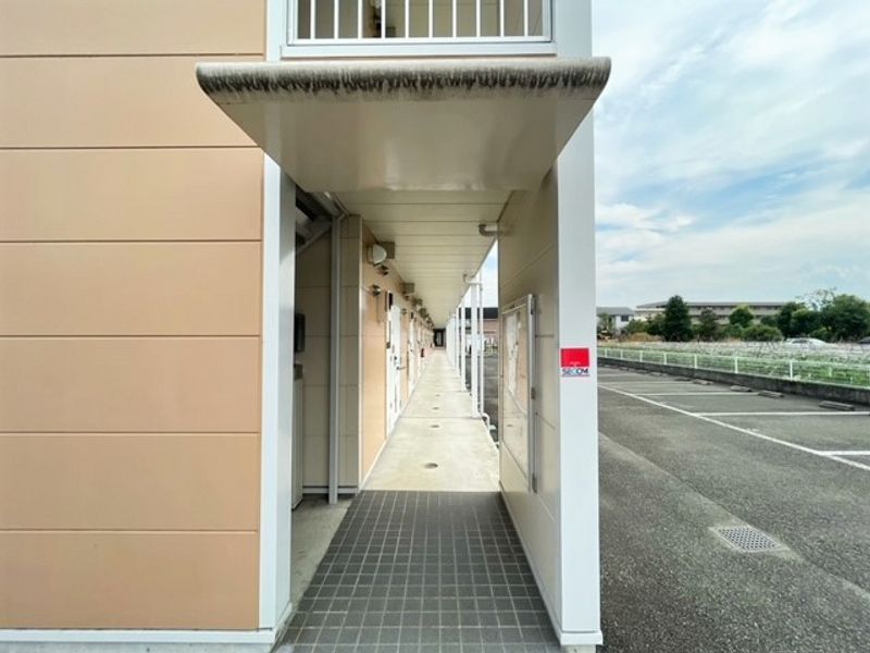 レオパレスアルモニ２１ エントランス