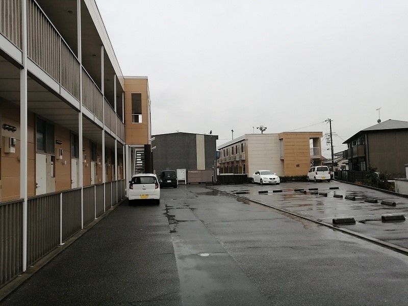 レオパレスカモミール 駐車場