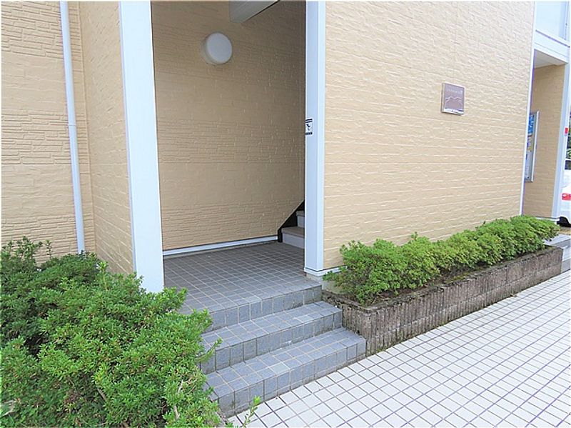 レオパレス裾花 エントランス