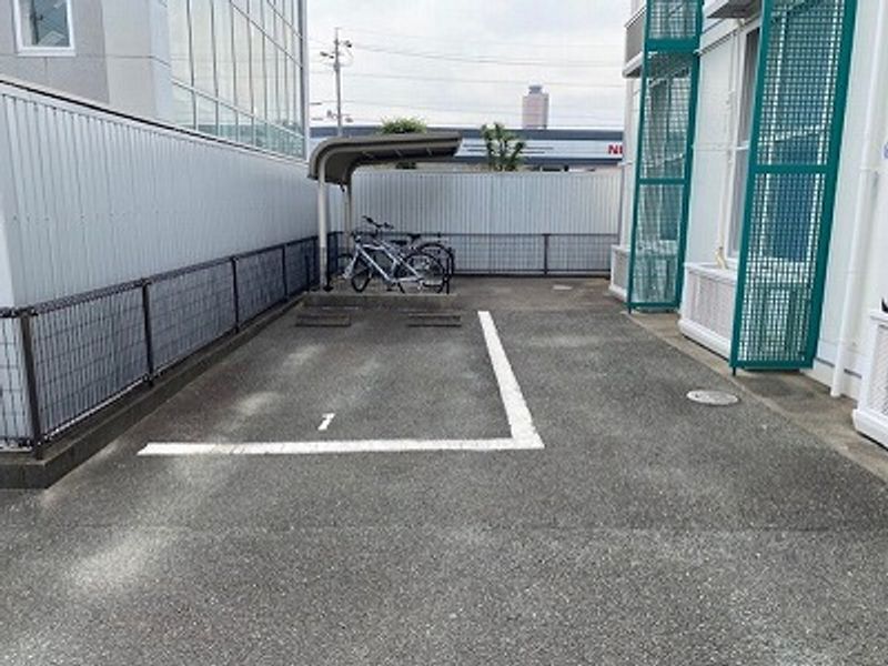 レオパレスサンフレンド 駐車場