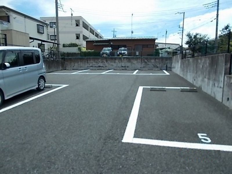レオパレスサンレジデンス湘南 駐車場