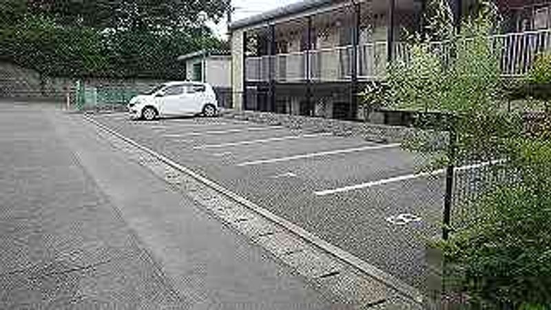 レオパレス葉 駐車場
