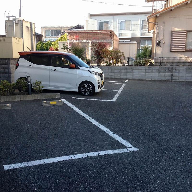 レオパレスフェニックスＭⅥ 駐車場