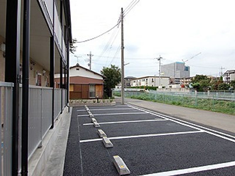 レオパレスガーネット 駐車場
