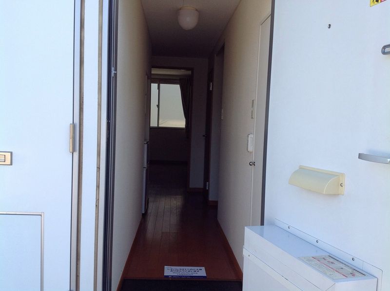 レオパレスコゥジィーＢ 玄関