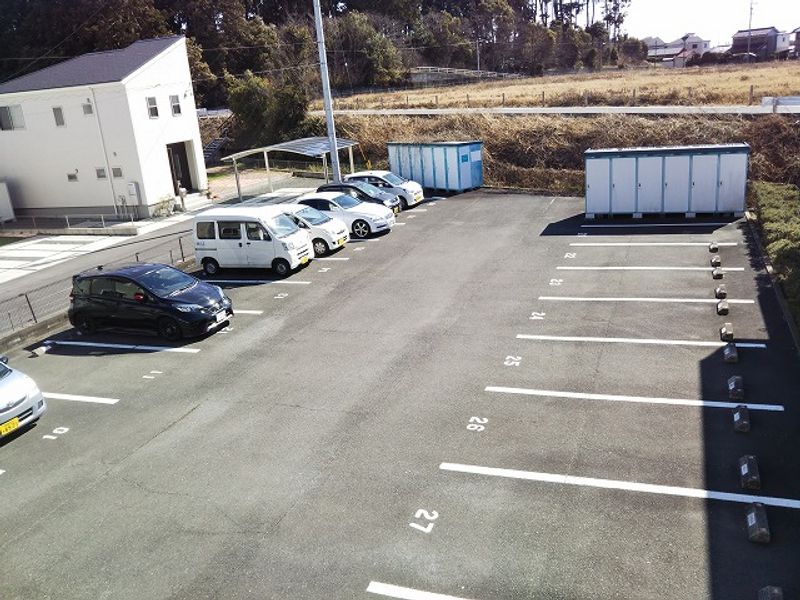 レオパレスウエストⅡ 駐車場