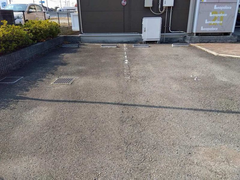 レオパレスアントラー 駐車場