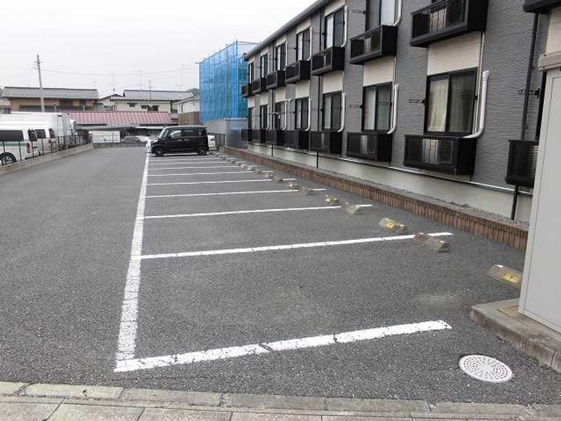 レオパレスあお 駐車場