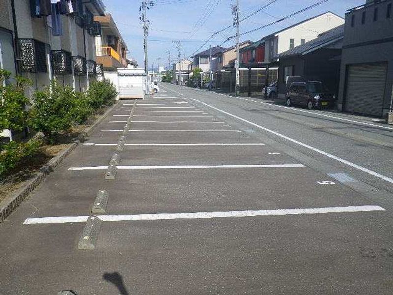 レオパレスエスポワール白山 駐車場