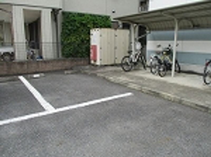 レオパレスルミエール 駐車場