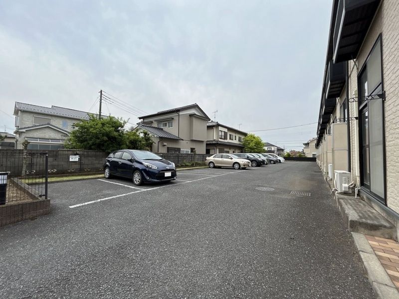 レオパレスイーストⅤ 駐車場