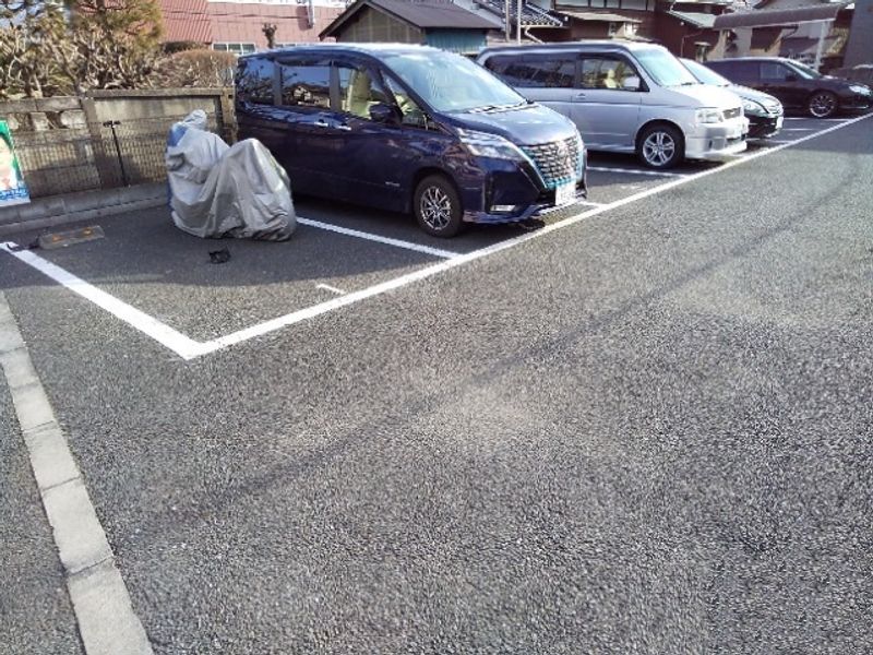 レオパレスラーナ 駐車場