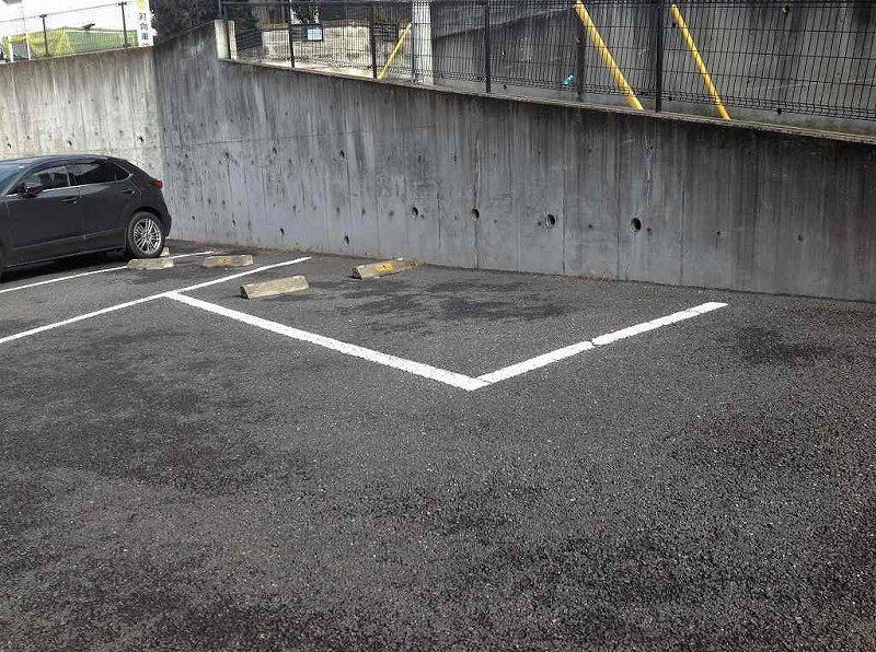 レオパレスバロン 駐車場