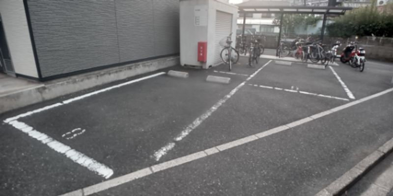 レオパレスシャルム宝 駐車場