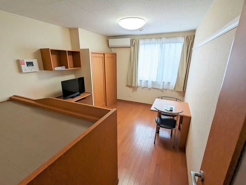 レオパレスレイソイス 居間