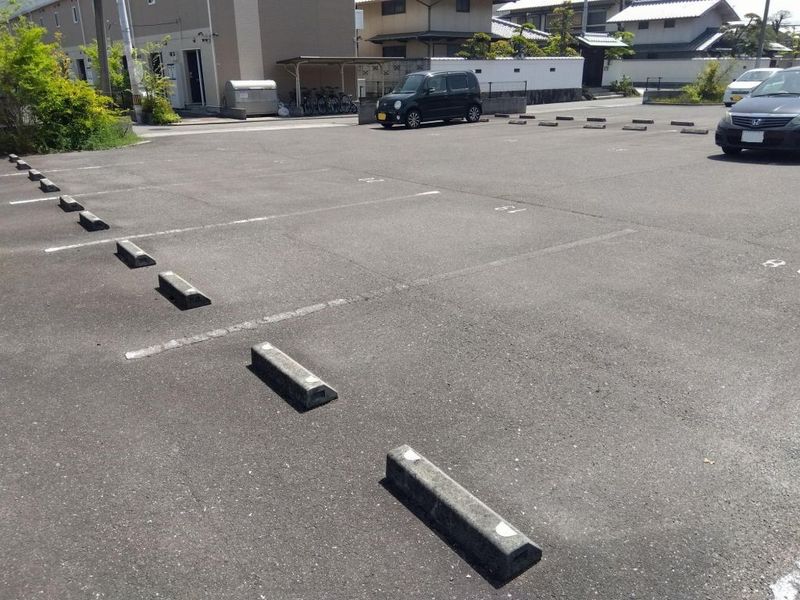 レオパレスクリスマスローズ 駐車場