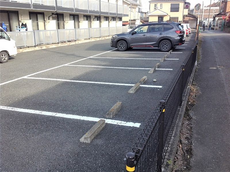 レオパレス稲荷山ヒルズ 駐車場