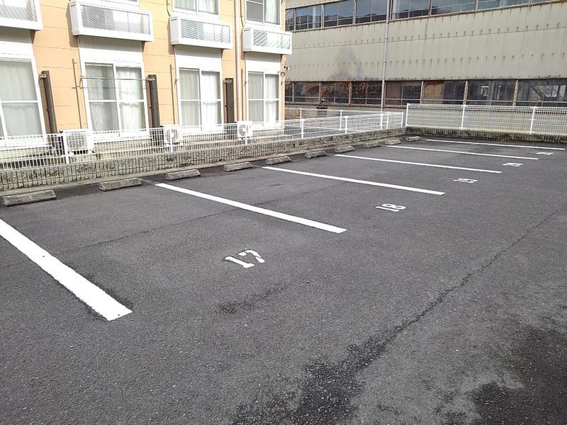 レオパレスプランドール木太Ⅱ 駐車場