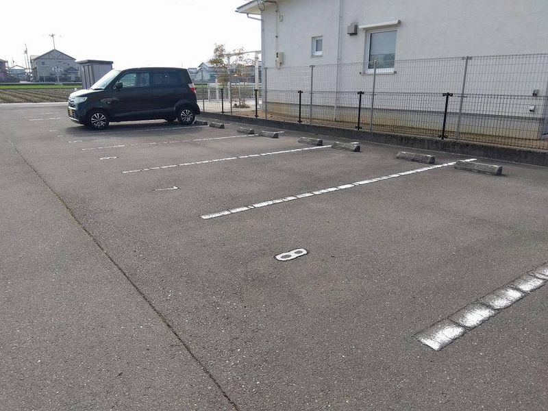 レオネクストトヨハラ 駐車場