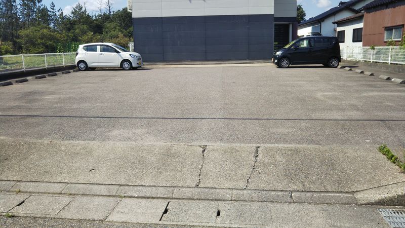 レオパレス渚 駐車場