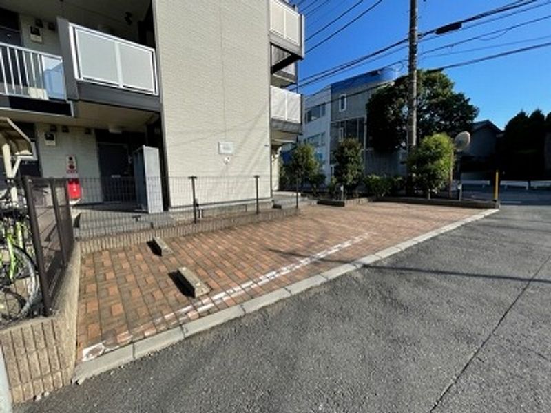 レオパレスカルナック 駐車場
