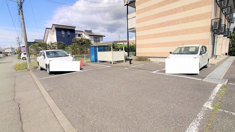 レオパレスハイランドコート 駐車場