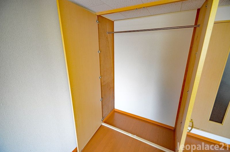 レオパレステルージュ 収納